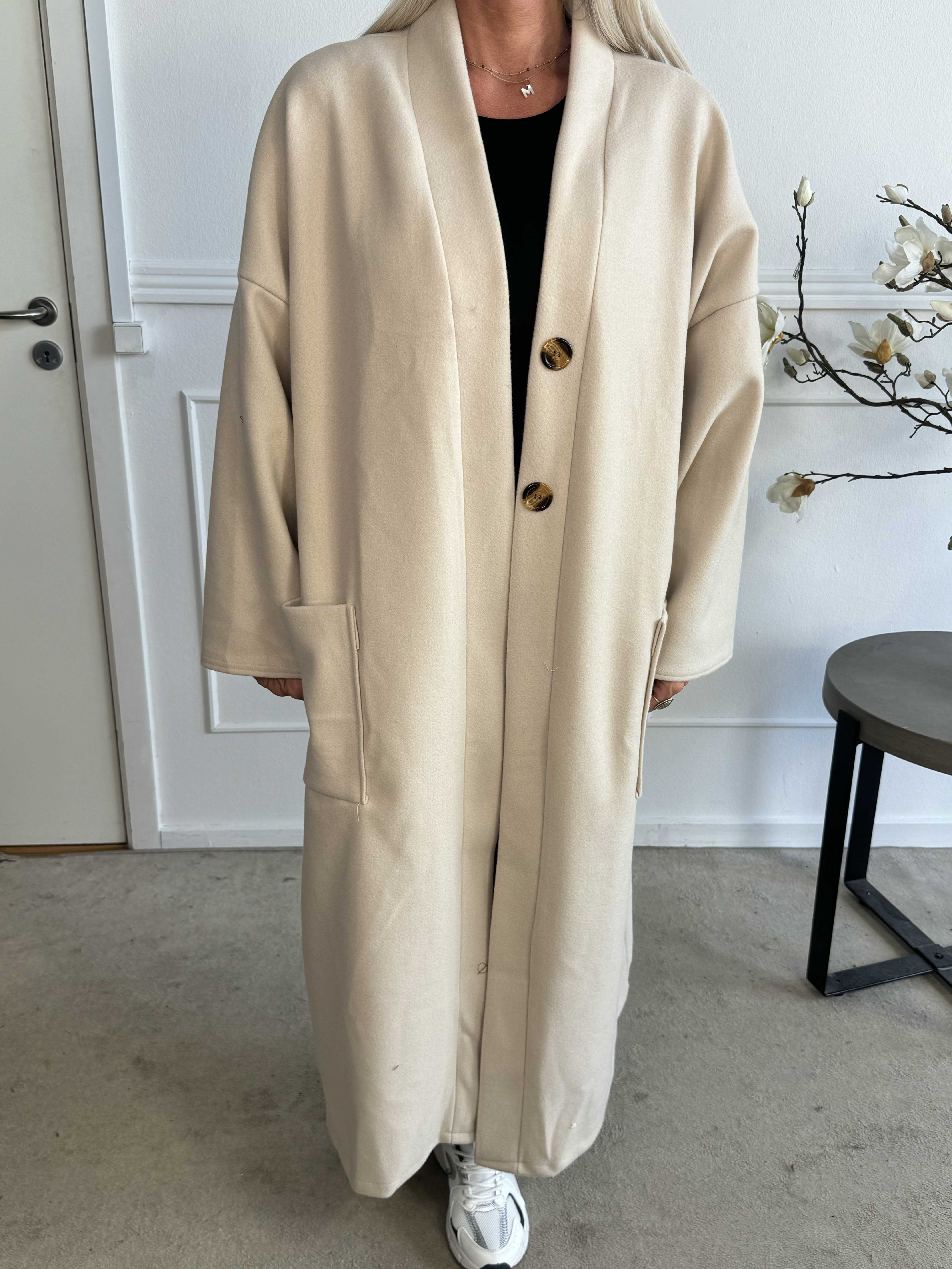 Abbelin - Lang oversized frakke med pynteknapper